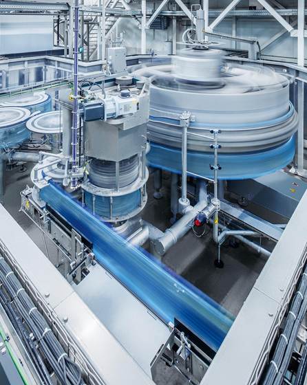 High speed redefined: with an output of up to 90,000 PET bottles per hour, KHS has beaten its previous record.