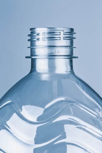 At just 9.9 grams this 0.5-liter bottle for highly carbonated beverages is a lightweight record-holder. The use of less material is facilitated among other things by improved material distribution during the stretch blow molding process, especially below the neck ring.