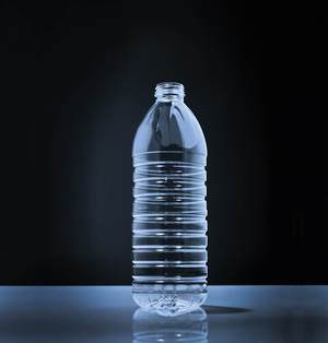 2017 zeigt KHS in Sachen niedriges Gewicht eine neue Weltbestleistung: die „Faktor 100“-0,5-Liter-PET-Flasche für stilles Wasser mit einem Gewicht von nur 5 Gramm.