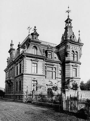 Mitte der 1880er Jahre lässt Enzinger sich eine repräsentative Villa bauen, deren Haustechnik keine Wünsche offen lässt.
