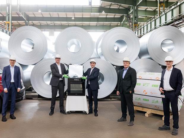 Green strip steel for stoves and ovens from Miele, for instance – a cause of pride for (from left to right) Hans Krug, senior vice-president of Procurement for Miele; Gunnar Groebler, CEO of Salzgitter AG; Dr. Stefan Breit, CTO for Miele; and Ulrich Grethe and Dr. Sebastian Bross, members of the Salzgitter AG Executive Management Board.