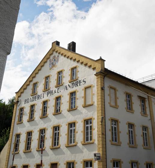 Die Fassade des historischen Brauerei­gebäudes ziert der Name der Familie, in deren Besitz sich das Unternehmen bis heute befindet.