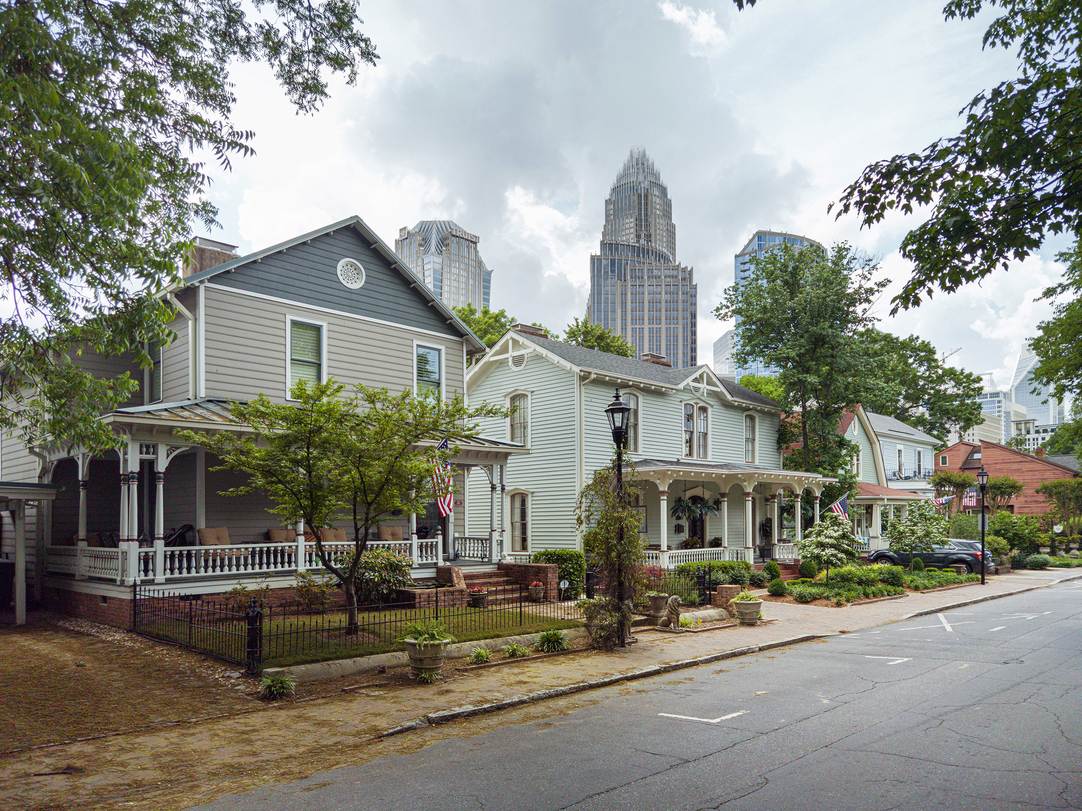 If modern skyscrapers are all you see, you’ve missed out on the other side to the largest city in North Carolina. Quarters such as Fourth Ward with their lovingly restored homes bear witness to the rich history of the American South’s great metropolis.