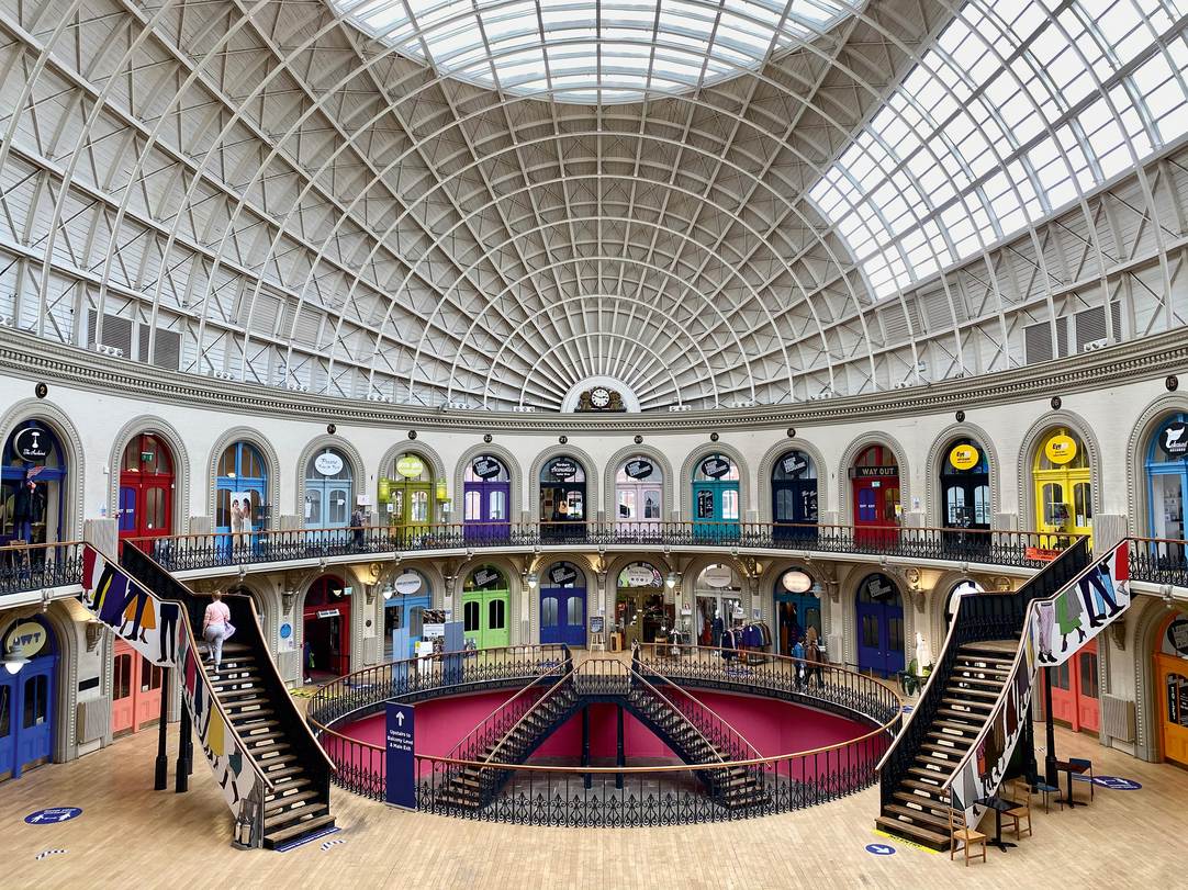 La antigua bolsa de cereales en el centro de la ciudad universitaria del norte de Inglaterra ahora ofrece tiendas creativas y boutiques en un entorno digno. La enorme bóveda ovalada del edificio victoriano es particularmente impresionante.