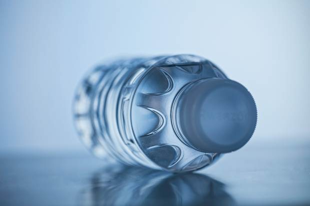In order to make PET bottles lighter and lighter, all potential savings options have to be exploited. On this 220-milliliter bottle weighing just 6.0 grams, for example, this has been applied to the bottle neck and cap.