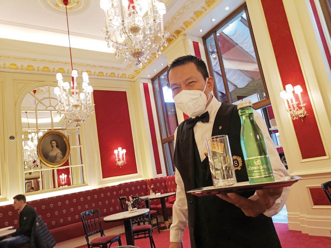 You can’t travel to the birthplace of the Viennese waltz without paying a visit to Hotel Sacher! In this splendid setting a glass of mineral water is served with as much panache as a piece of its famous chocolate cake with coffee.