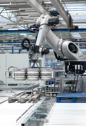 In der KHS-Montagehalle in Worms wird ein für die Kegverarbeitung ­bestimmter Roboter vor Auslieferung an den Kunden im Einsatz getestet.