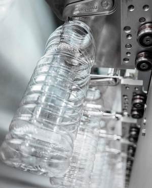 Die neue Form der PET-Flaschen für BUZZZ wurde von Nectar in enger Zusammenarbeit mit den Experten des Bottles & Shapes-Programms von KHS in Hamburg entwickelt.
