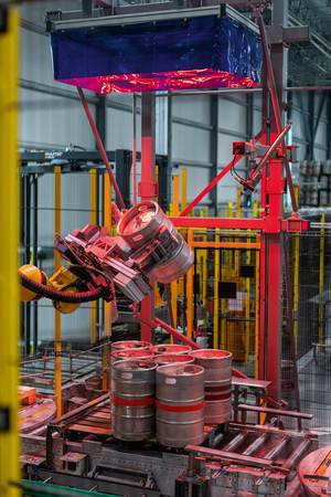 During palletizing red light helps cameras to check the correct position of the kegs and fittings.