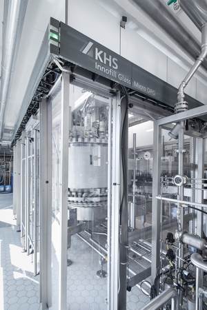 Das kohlensäurehaltige Wasser von A&M Rare wird durch den Glasfüller Innofill Glass Micro DPG von KHS abgefüllt.