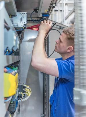 KHS service engineers such as Konstantin Snytko check the current state of the ­machines on site and identify which spare and wear parts are needed.