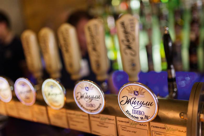 In der Bar läuft das gleichnamige Pils vom Fass – eine der umsatzstärksten Biermarken der Metropolregion Moskau.