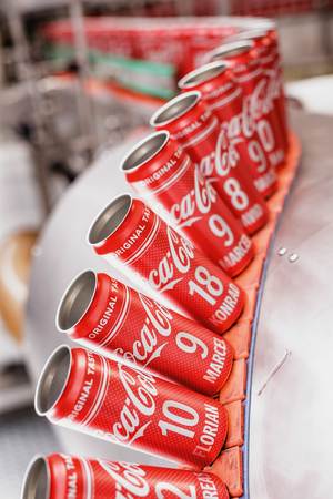 En route to the filler: beverage cans printed with the first names of Austria’s national soccer team for Euro 2020 in the summer of 2021.