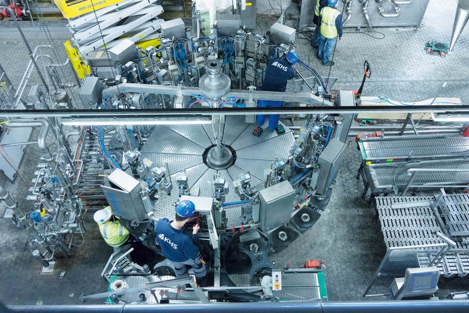 KHS engineers working one of the five KHS filling lines which were installed and commissioned at the end of 2015 in the new Paulaner Brewery located northwest of Munich.
