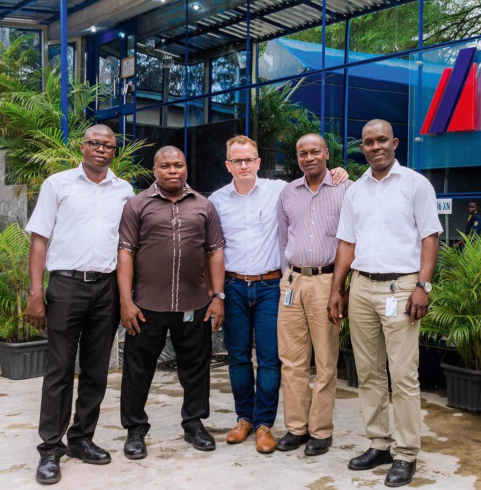 Service-Leiter Alexander Fuchs (Mitte) mit einigen Mitarbeitern seines lokalen Teams vor dem KHS-Büro in Lagos