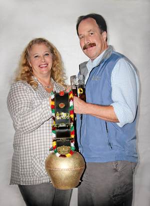Dan Carey und seine Frau präsentieren stolz die Auszeichnung, die Deb Carey 2011 in Wisconsin als „Small Business Person of the Year“ erhalten hat.
