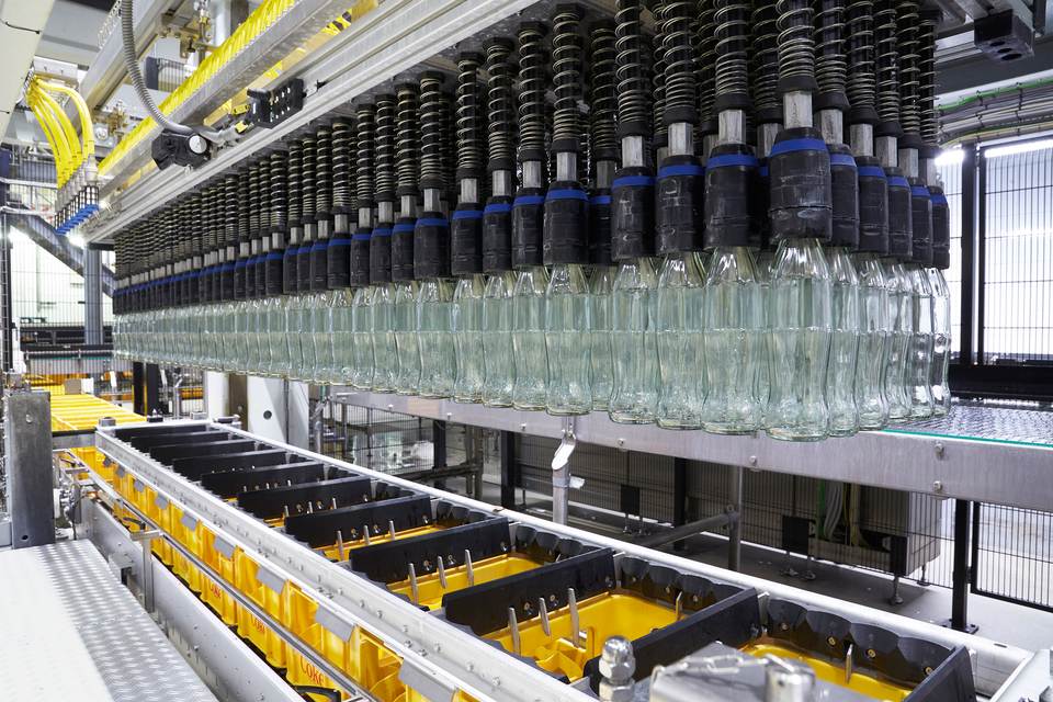 The intelligent KHS Innopack PPZ decrater places the unpacked bottles onto different conveyor belts.