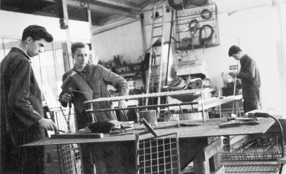 Kisters was committed to the qualification of its employees even back in the 1960s: here, Franz Grunenberg (left) as an apprentice.