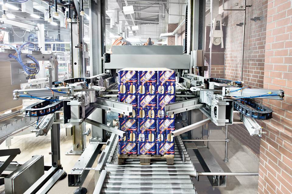 The cross conveyor at the front end of the palletizer processes 500 layers per hour despite the low pack feed.