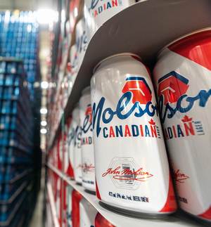 Un clásico entre los productos es Molson Canadian, una cerveza lager elaborada exclusivamente con ingredientes canadienses.