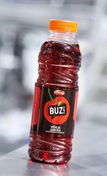 Eine breite Palette an Fruchtsaftgetränken bester Qualität bietet Nectar seinen Kunden – unter anderem mit der Marke BUZZZ, die auf der neuen Aseptiklinie von KHS abgefüllt wird.