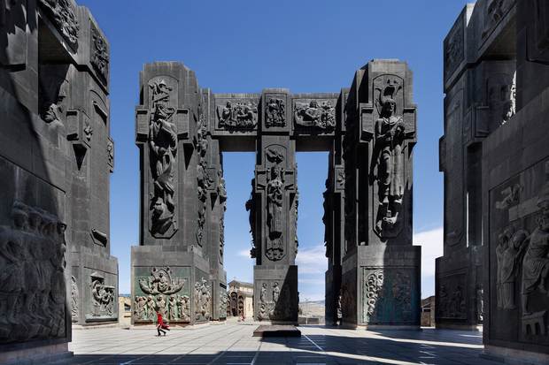 Bis zu 35 Meter Höhe erreicht die "Chronik Georgiens", eine 1985 errichtete Monumentalskulptur. Das auch „Stonehenge von Tiflis“ genannte Werk, das Figuren aus der Geschichte des Landes und Szenen aus dem Leben Jesu präsentiert, ist zu jeder Tageszeit ein beliebtes Fotomotiv.