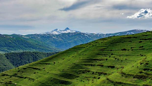 Im Pambak-Gebirge nordöstlich von Jerewan, wo das Rare-Mineral­wasser entspringt, erreichen die Berge eine Höhe von bis zu 3.100 Meter.