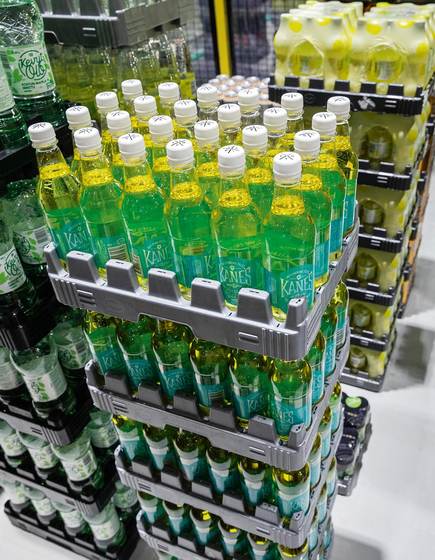 Mezcla variada de embalajes: En Escandinavia son comunes los expositores de plástico especiales que están equipados con botellas sueltas o multipacks.
