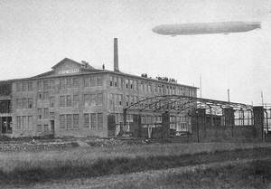1911 zieht ein vorbeifahrendes Luftschiff vorübergehend die Aufmerksamkeit der Bauarbeiter des neuen Seitz-Werks auf sich.