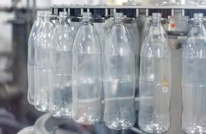 Returnable PET bottles benefit both the climate and the consumer who can purchase the product for around 30% less per container.