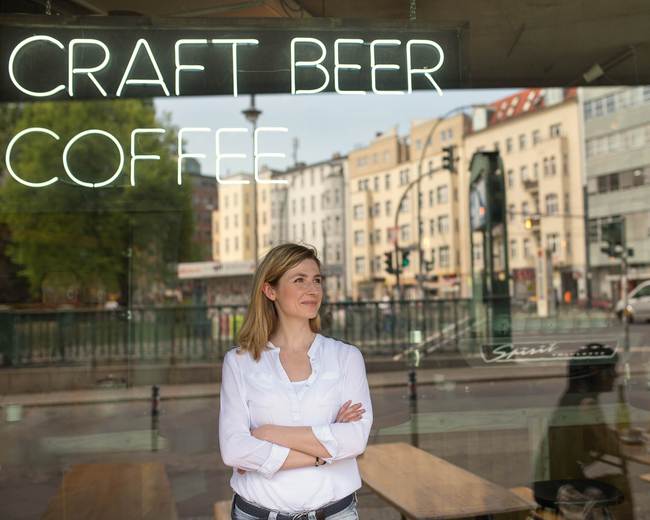 Genau auf der Grenze zwischen Berlin-Mitte und Prenzlauer Berg: Nina Anika Klotz vor dem Kaschk, einer Bar für außergewöhnliche Kaffeespezialitäten und Craft Beer.