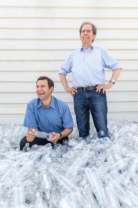 Tief in der Materie: Arne Wiese (links) und Matthias Damm, PET-Experten des KHS Bottles & Shapes™-Programms am Standort Hamburg