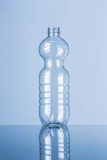 Die ausgeprägte Griff­mulde der PET-Flasche spart weiteres Material und sorgt für hohe ­Griff- und Formstabilität.