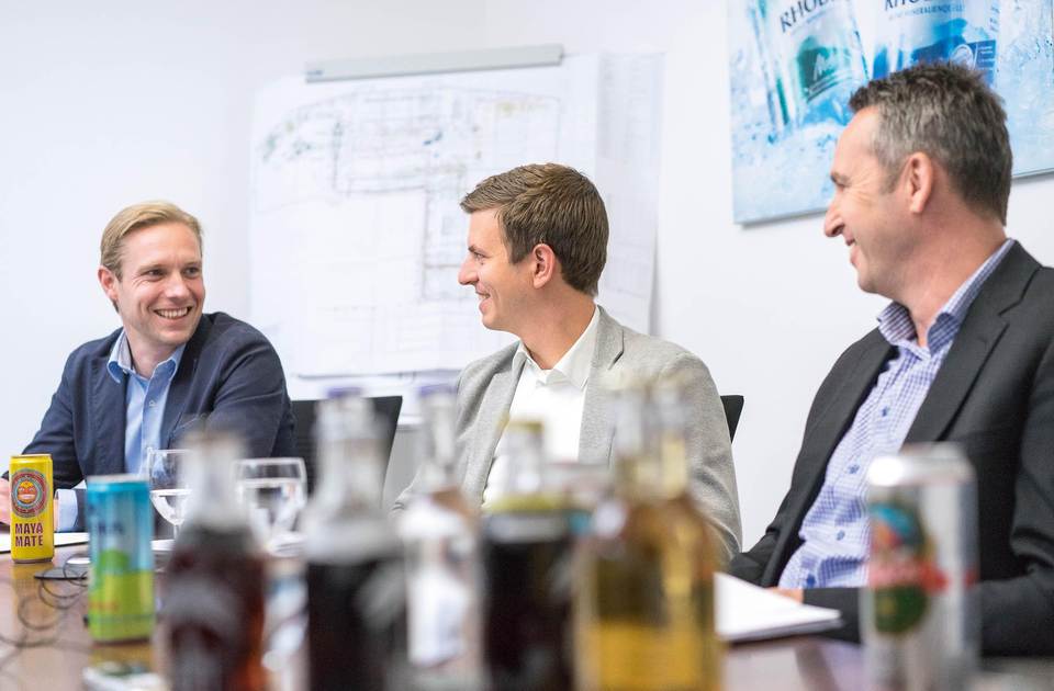 Entspannte Atmosphäre: Hannes Tack (Mitte) im Gespräch mit den KHS-Mitarbeitern Michael Oberlohbeck (links) und Gerd Bodenheimer.