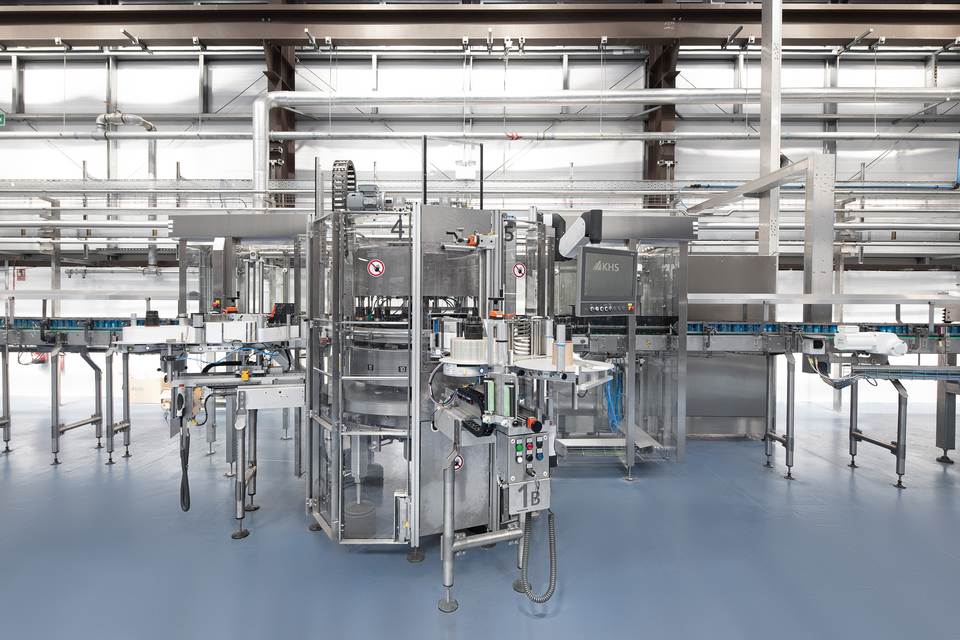 Part of the new canning line at BrewDog: the Innoket Neo labeler has been positioned upstream of the rinser and filler.