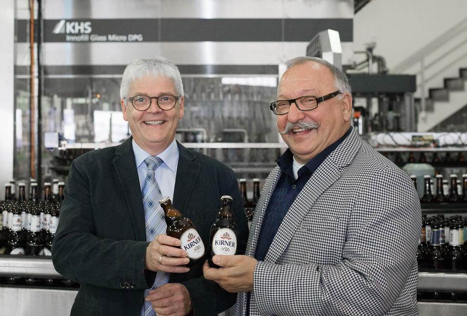 Two men who’ve known each other for a long time: Michael Peitz (left), managing director of Kirner Privatbrauerei, and Reinhold Kuntz, Service Sales Support at KHS.