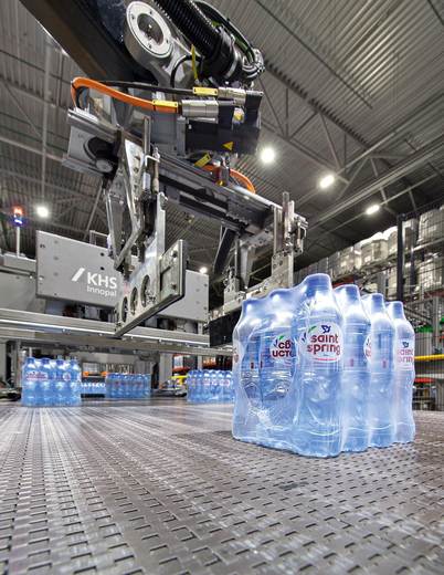 Gripping robots erect the packs on the KHS palletizer so that they form a stable layer pattern on the pallet.