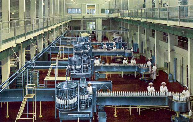 Die von Holstein & Kappert für den Molkereibereich entwickelte kombinierte Flaschenfüll- und -verschließanlage „Mono­block“ 1957 im Einsatz.