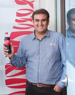 Muhammad Asif, Produktionsleiter von Coca-Cola Beverages Pakistan, freut sich über fünf neue, bau­gleiche KHS-Abfülllinien.