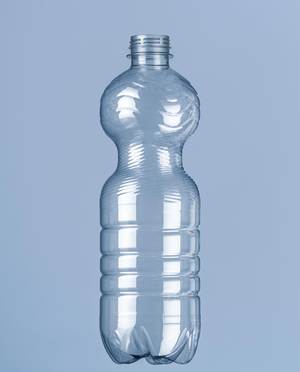 Das ist PET-Kompetenz: Die mit 10,9 Gramm leichteste 0,5-Liter-PET-Flasche der Welt mit Schraubverschluss für stark karbonisierte Getränke kommt von KHS. In der Praxis bewährt.