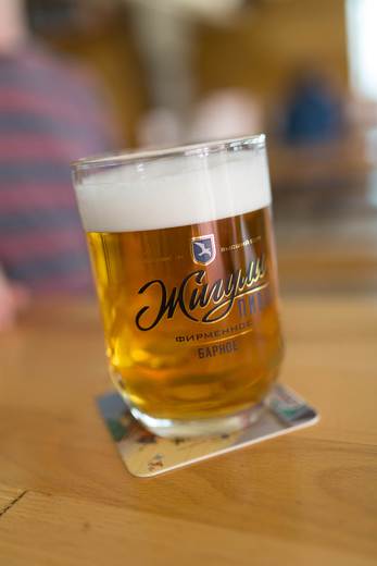 Zhiguli-Bier wird mit Saazer Hopfen und ausgewählten Malzen nach dem Originalrezept aus dem Jahr 1968 gebraut.