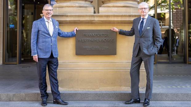 Burkhard Becker (izquierda), director financiero, y Markus Kieckbusch, director de Recursos Humanos, ambos de Salzgitter AG, en las escaleras de la Bolsa de Frankfurt.