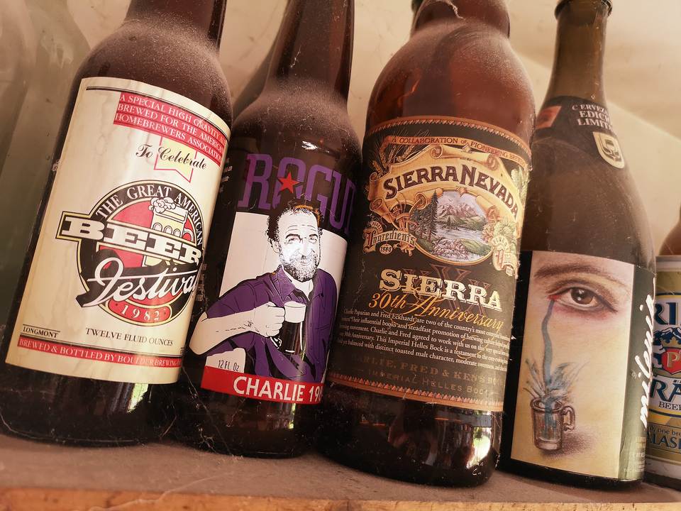 La colección de trofeos de Papazian incluye “Charlie 1981” (centro) de una serie de cervezas que un maestro cervecero le dedicó.