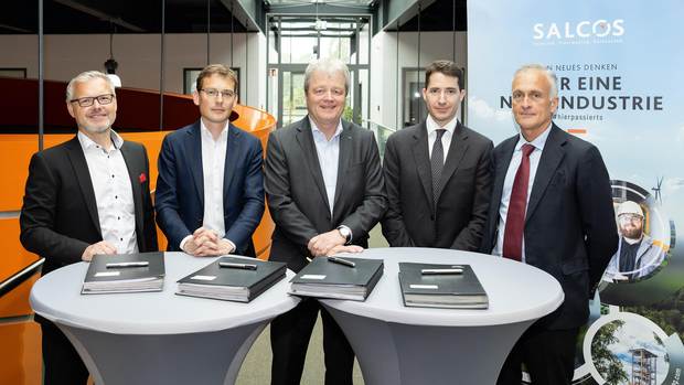 After signing the contract (from left to right): Alexander Stein, CFO/CPO of Salzgitter Flachstahl GmbH; Claude M. Pirson, DSD Steel Group GmbH supervisory board; Ulrich Grethe, CEO of Salzgitter Flachstahl GmbH; Giacomo Mareschi Danieli, CEO of Danieli; and Roberto Pancaldi, CEO of Tenova.