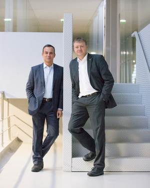 Carlos César Morais Teixeira (l.), COO Unicer, und Edgar Petsche, Leiter Market Zone Europe/GUS, KHS GmbH