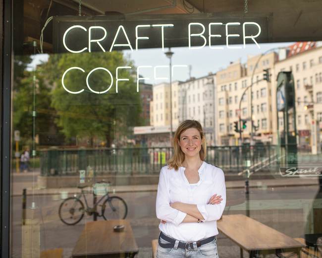 Genau auf der Grenze zwischen Berlin-Mitte und Prenzlauer Berg: Nina Anika Klotz vor dem Kaschk, einer Bar für außergewöhnliche Kaffeespezialitäten und Craft Beer.