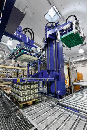 The 18 conversions KHS has made to the packaging and palletizing area since 2010 also include replacing the bottle heads with KUKA robot controllers.