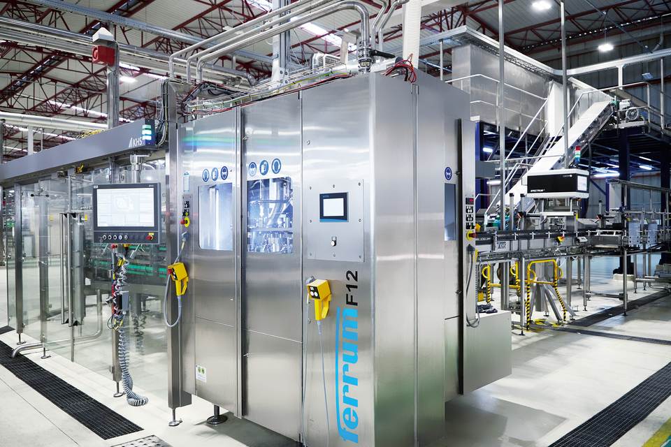 La cerradora de latas es una máquina de la empresa suiza especializada Ferrum, con la que KHS mantiene una larga y cada vez más estrecha relación laboral.