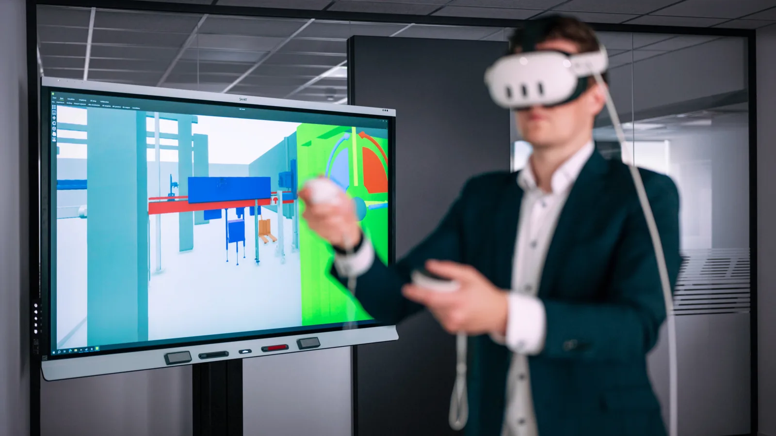 Mann plant mit VR-Brille eine Anlage