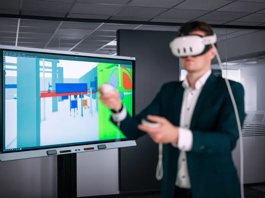 Mann plant mit VR-Brille eine Anlage